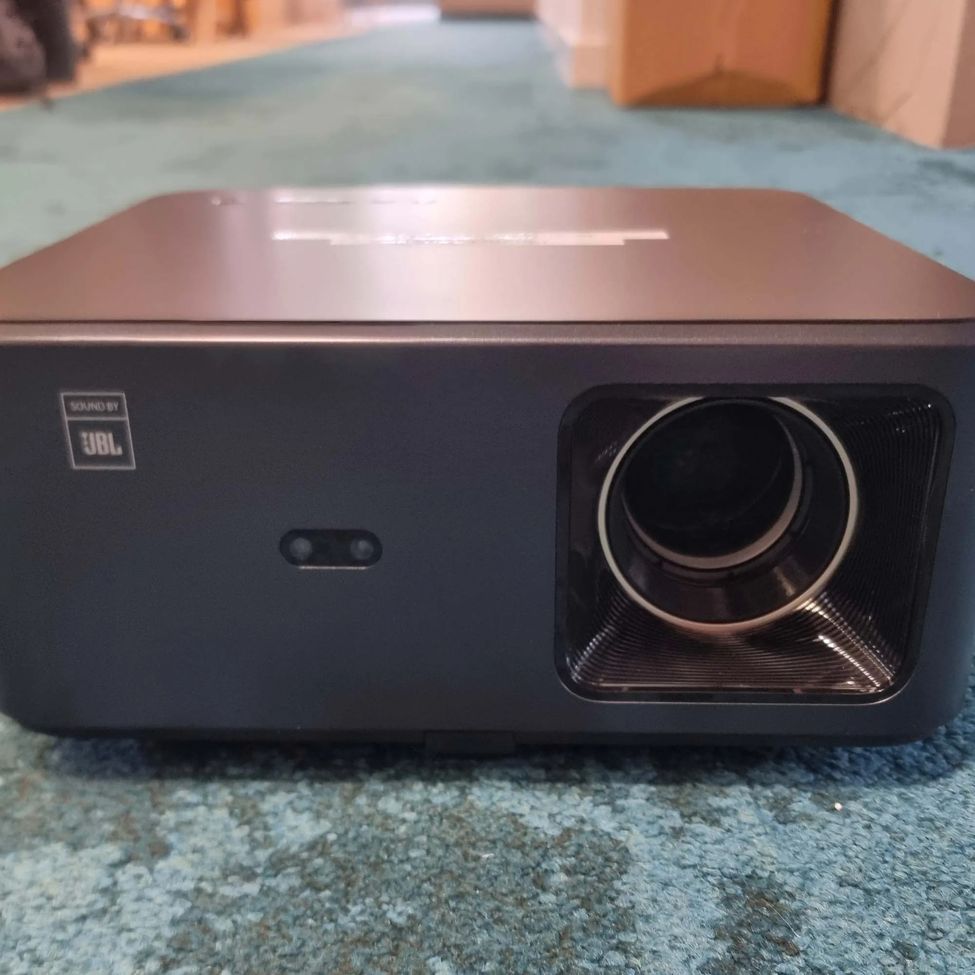 Meeting equipment for rent in Frankfurt: projector, screen and chairs in a room